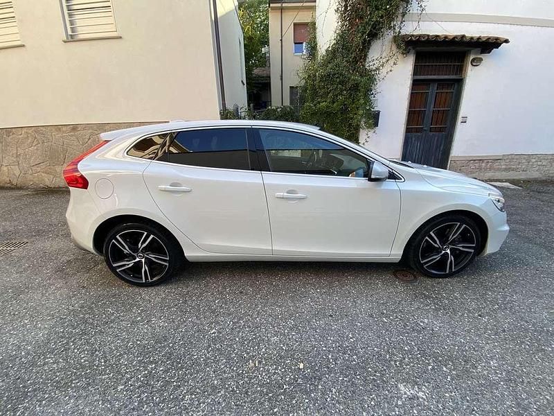 Usata Volvo V40 R-Design Momentum 120 CV (88 kW) 2018 Bianco Berlina
