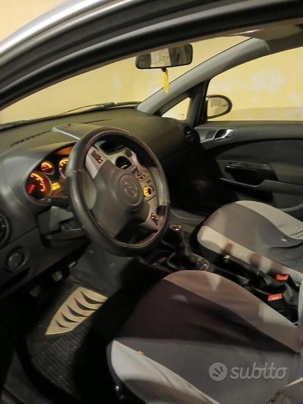 Grigio Usata 2009 Opel Corsa Due volumi | 2500 € (Ottimo prezzo) - Immagine 1/4