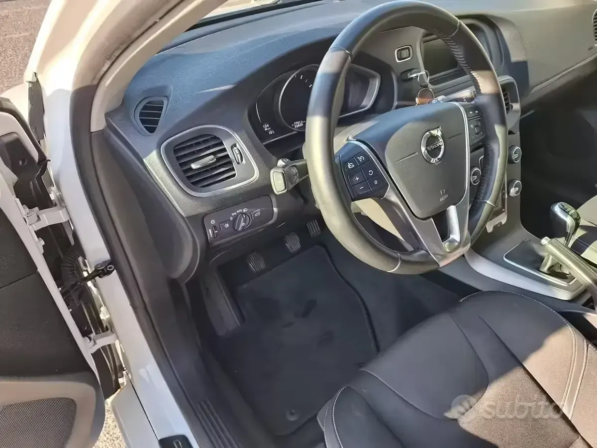 Usata Volvo V40 Plus 122 CV (89 kW) 2019 Bianco Berlina
