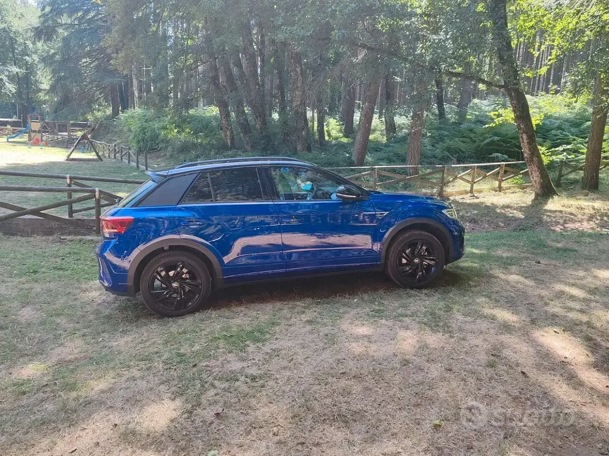 Usata VW T-Roc R-line 116 CV (85 kW) 2024 Blu SUV