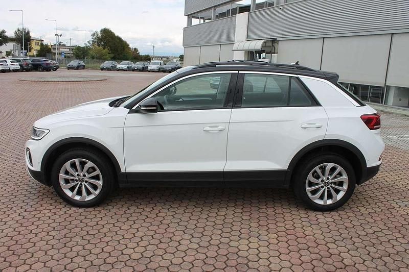 Usata VW T-Roc Life 150 CV (110 kW) 2022 Pure white / nero SUV
