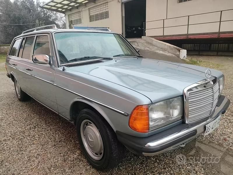 Usata Mercedes 200 108 CV (79 kW) 1983 Blu Station wagon