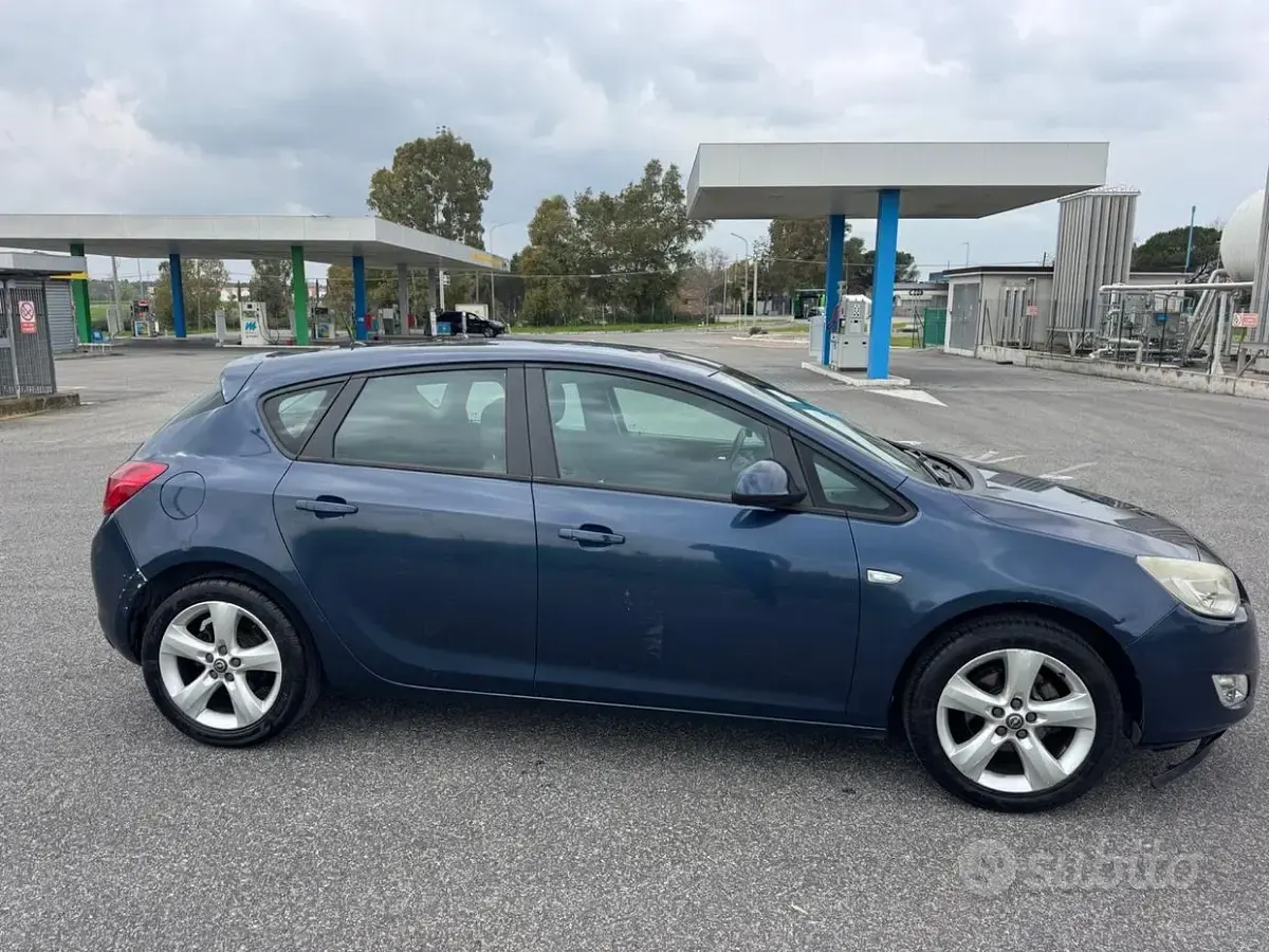 Usata Opel Astra 100 CV (73 kW) 2012 Grigio Berlina