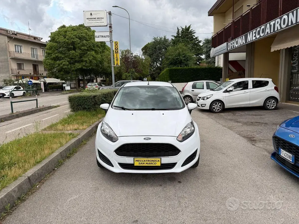 Usata Ford Fiesta Titanium 95 CV (69 kW) 2017 Bianco Utilitaria