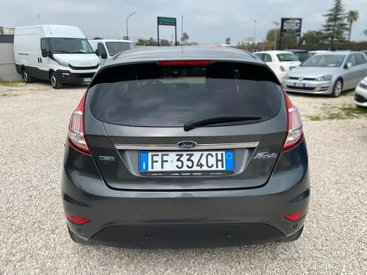 Usata Ford Fiesta Titanium 100 CV (73 kW) 2016 Grigio Utilitaria
