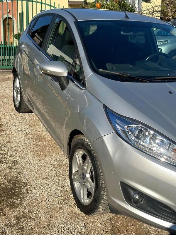 Usata Ford Fiesta 95 CV (69 kW) 2015 Grigio Utilitaria