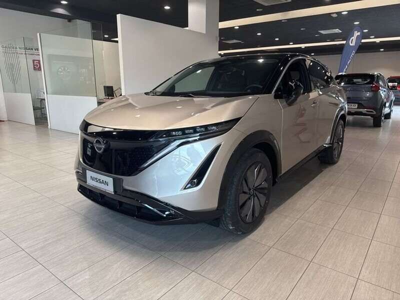 Warm silver/metallic black Nuova 2025 Nissan Ariya Advance SUV | 42.350 € (Super prezzo) - Immagine 1/4