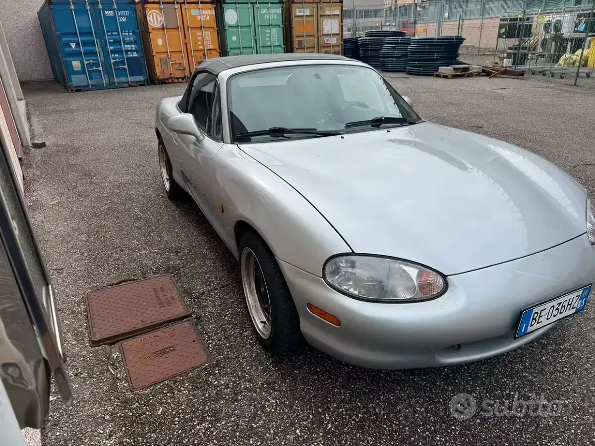 Usata Mazda MX5 110 CV (80 kW) 1999 Grigio Cabrio