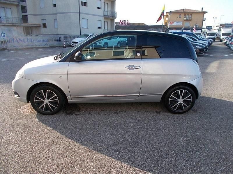 Usata Lancia Ypsilon 77 CV (56 kW) 2010 Argento / metallizzato Utilitaria