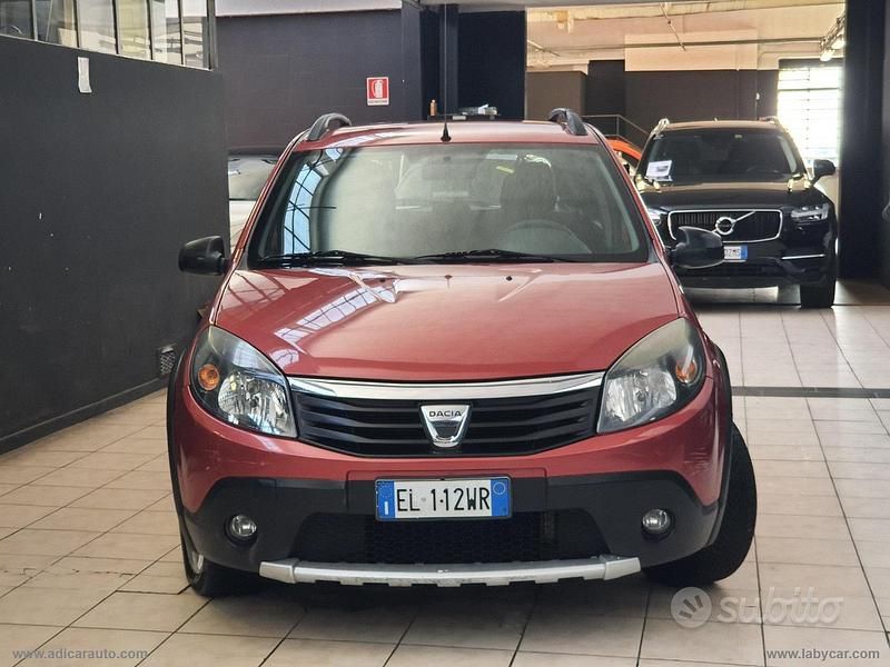 Usata Dacia Sandero Ambiance 85 CV (62 kW) 2012 Rosso Berlina