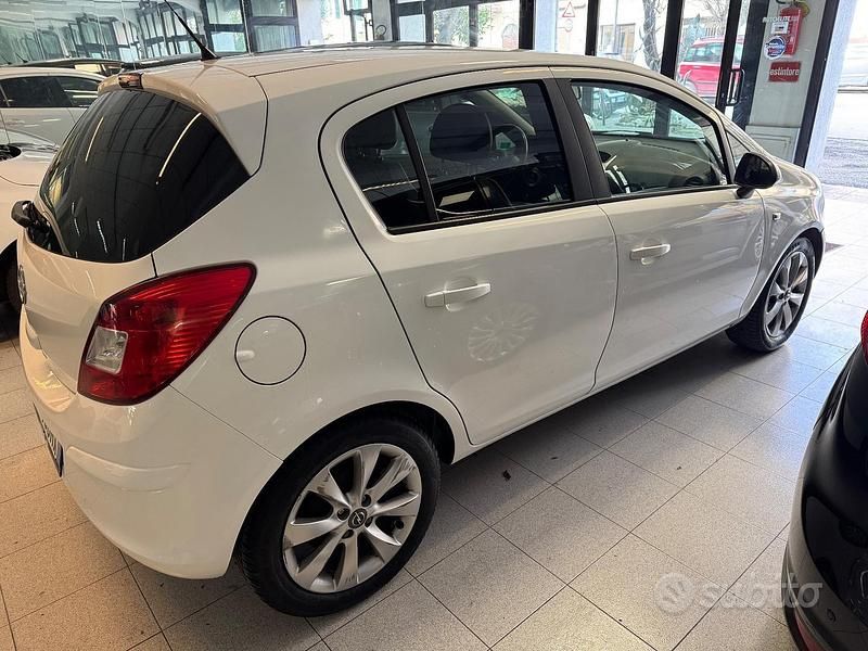 Usata Opel Corsa 85 CV (62 kW) 2013 Bianco Berlina