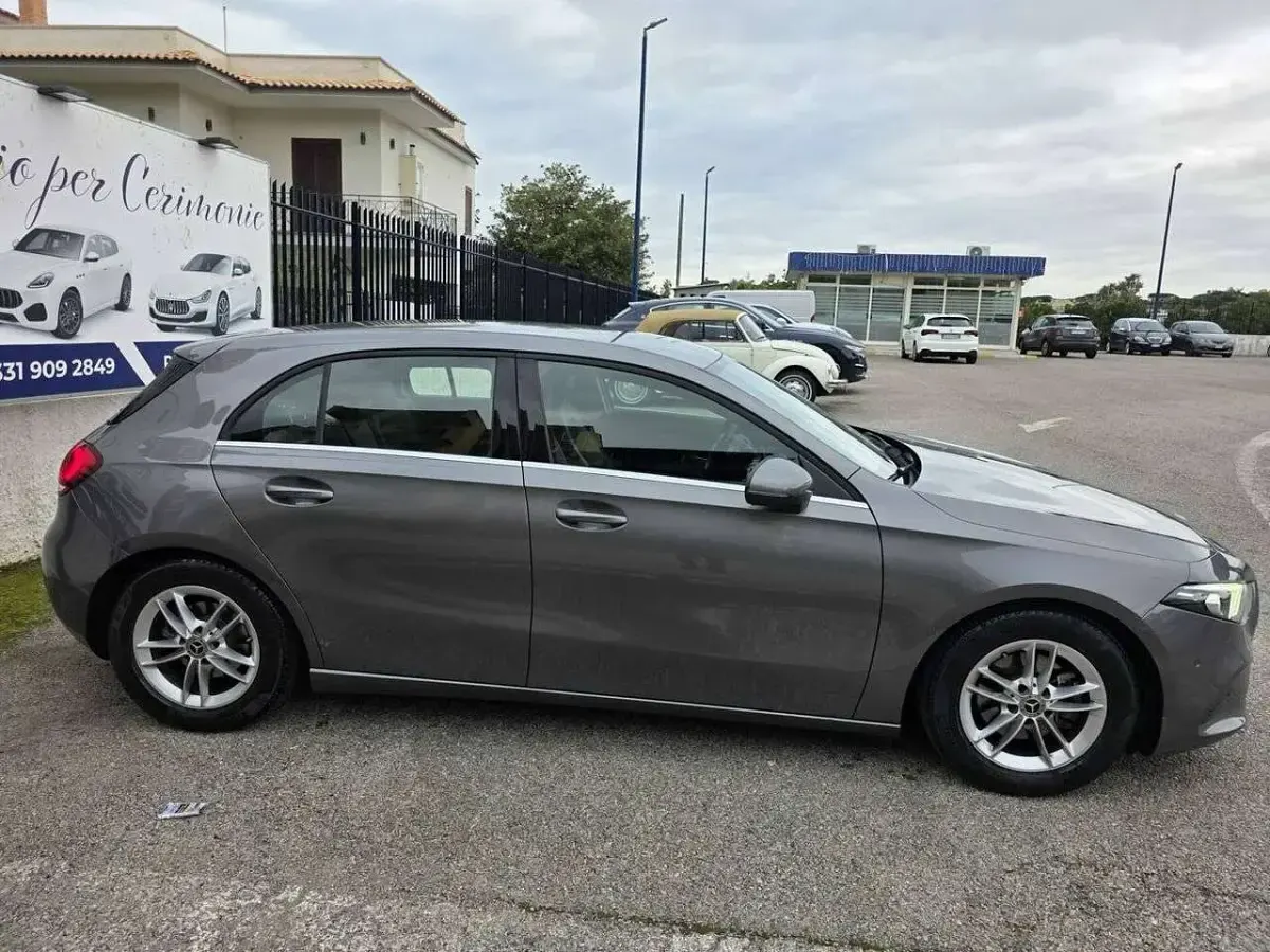 Usata Mercedes A180 Business 116 CV (85 kW) 2020 Grigio Berlina