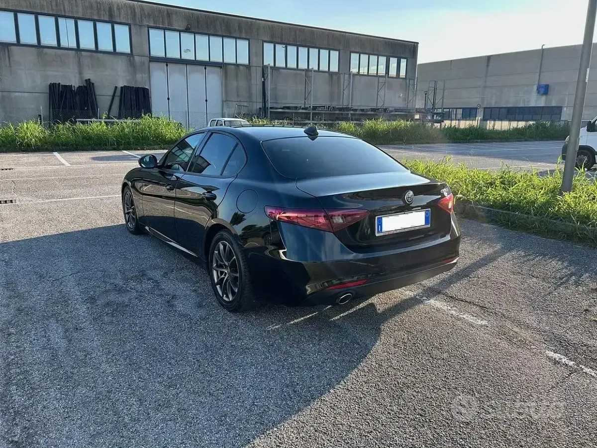 Usata Alfa Romeo Giulia Super 150 CV (110 kW) 2016 Nero Berlina