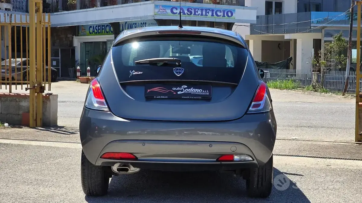 Usata Lancia Ypsilon Gold 69 CV (50 kW) 2018 Grigio Utilitaria