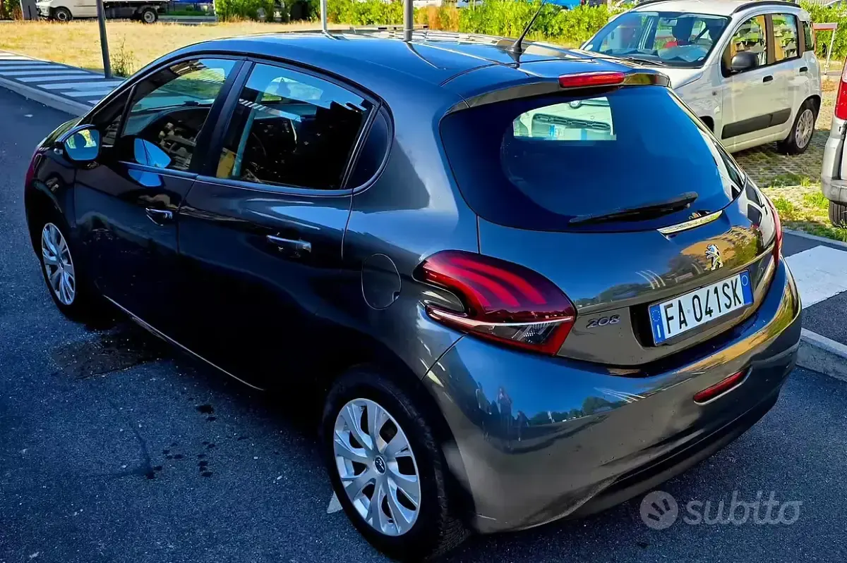 Usata Peugeot 208 68 CV (50 kW) 2015 Grigio Utilitaria