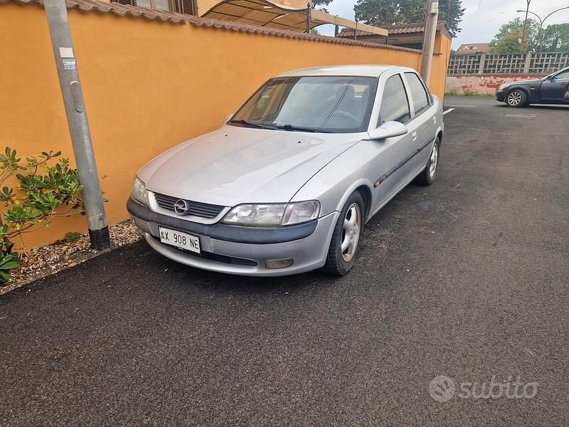 Grigio Usata 1998 Opel Vectra Tre volumi | 400 € - Immagine 1/3