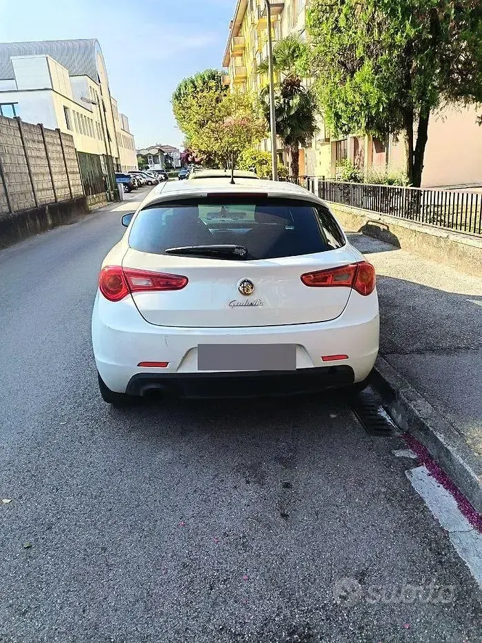 Usata Alfa Romeo Giulietta 105 CV (77 kW) 2013 Bianco Utilitaria