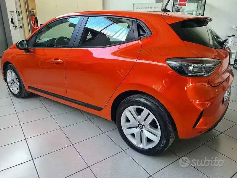 Usata Renault Clio V Evolution 67 CV (49 kW) 2024 Arancione Berlina