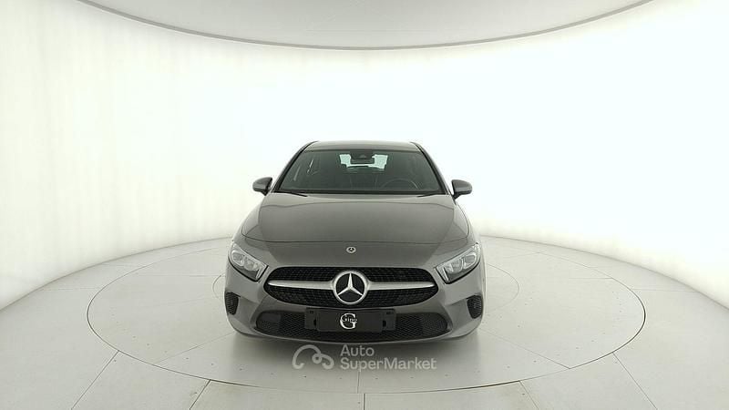 Usata Mercedes A180 116 CV (85 kW) 2022 Mountain grau metallic Berlina