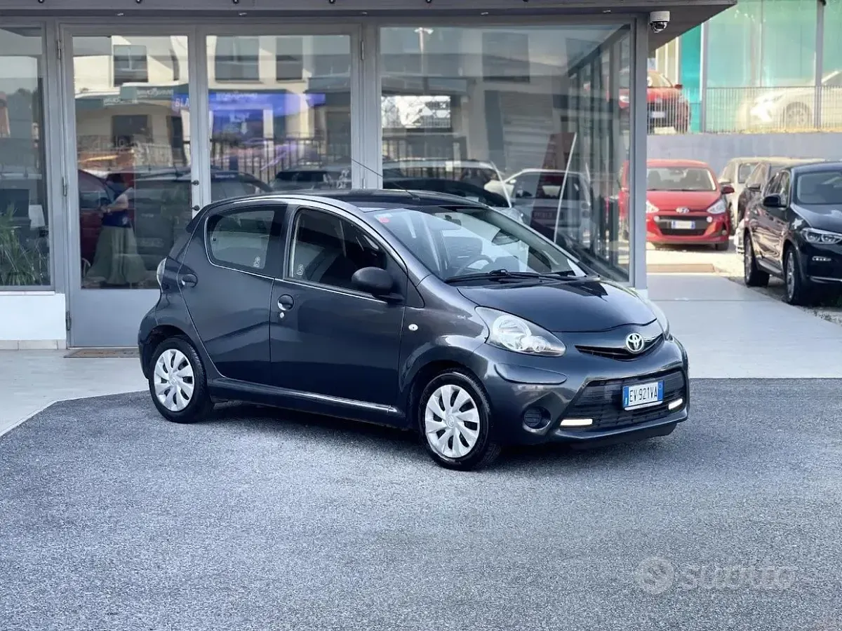 Usata Toyota Aygo 68 CV (50 kW) 2014 Nero Utilitaria