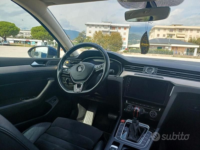Usata VW Passat 150 CV (110 kW) 2019 Blu Station wagon