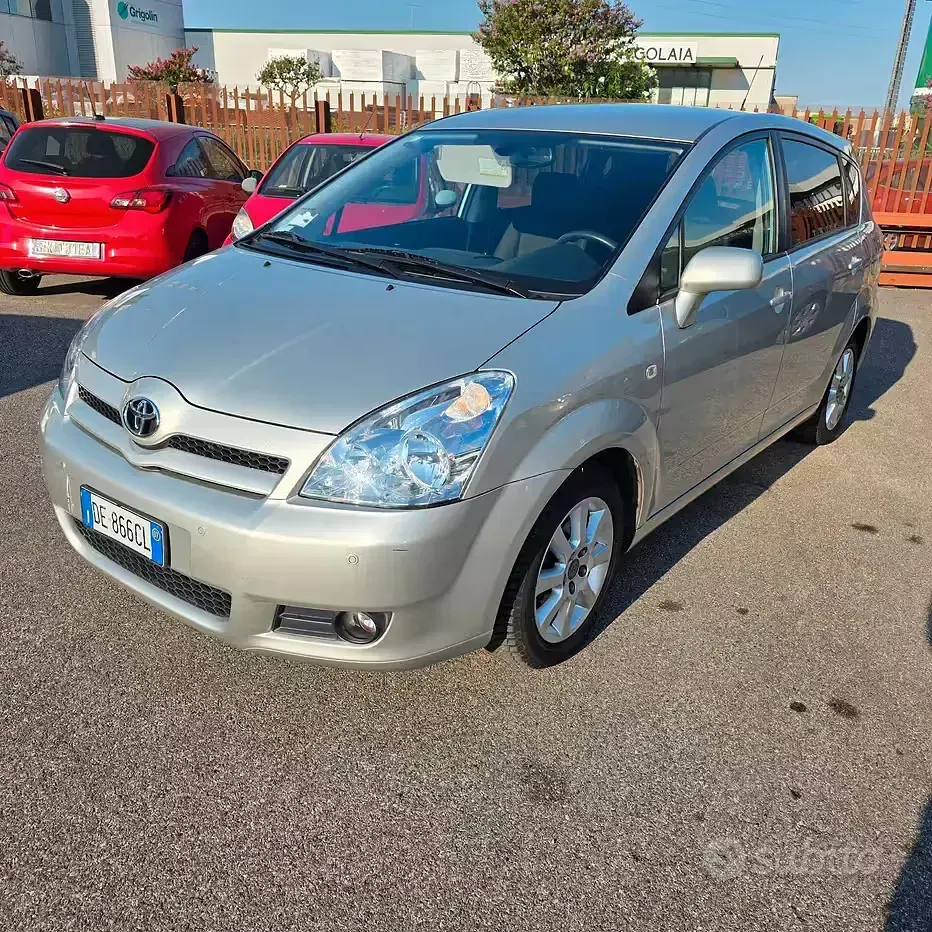 Usata Toyota Corolla Verso Sol 110 CV (80 kW) 2007 Grigio Monovolume