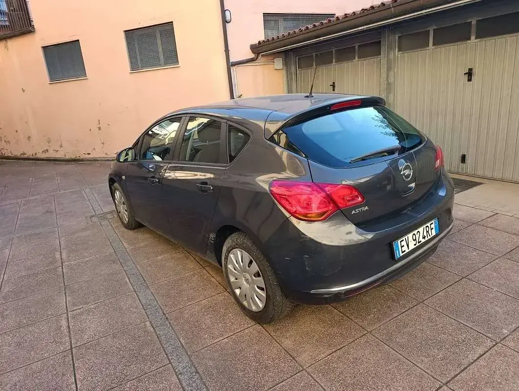 Usata Opel Astra 140 CV (102 kW) 2014 Blu/azzurro Berlina