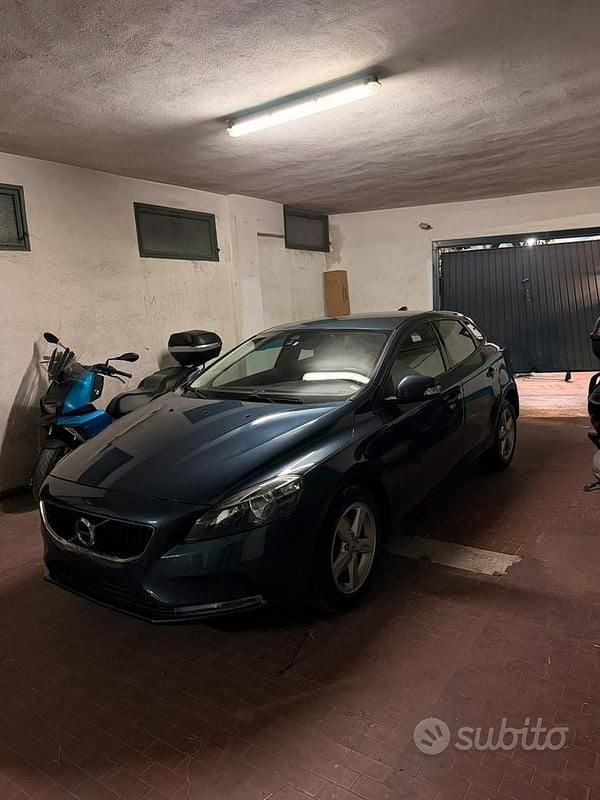 Usata Volvo V40 120 CV (88 kW) 2017 Grigio Berlina