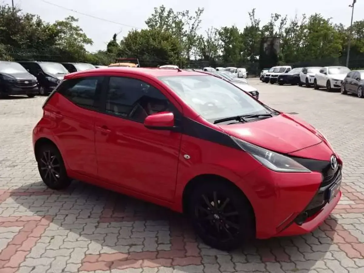 Usata Toyota Aygo X-clusiv 69 CV (50 kW) 2016 Rosso Utilitaria