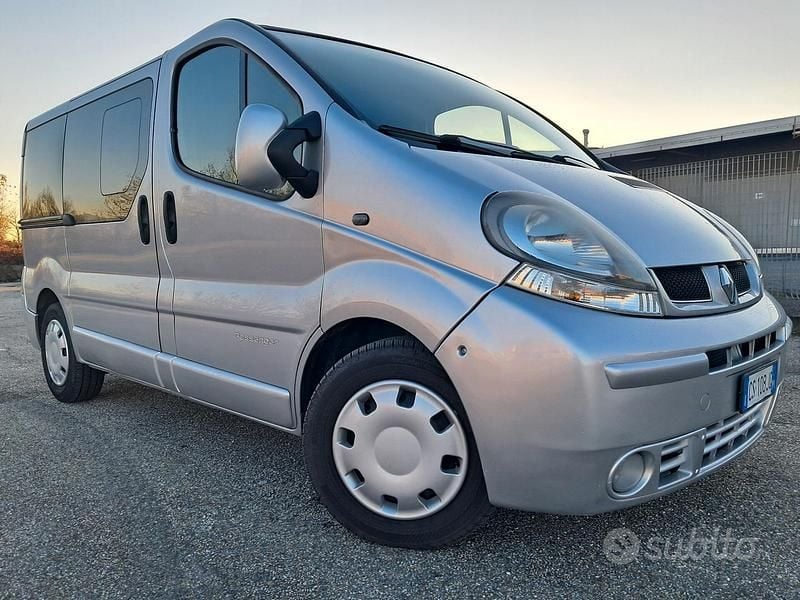 Usata Renault Trafic 140 CV (102 kW) 2004 Grigio Monovolume