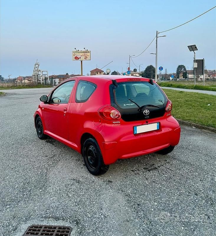 Usata Toyota Aygo 54 CV (39 kW) 2006 Rosso Utilitaria