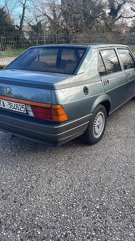 Usata Alfa Romeo 75 128 CV (94 kW) 1986 Grigio Berlina