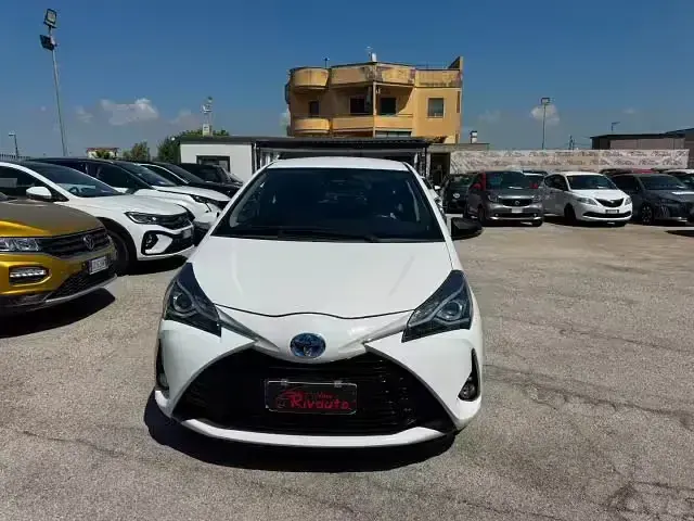 Usata Toyota Yaris Hybrid Business Edition 73 CV (53 kW) 2019 Bianco Berlina