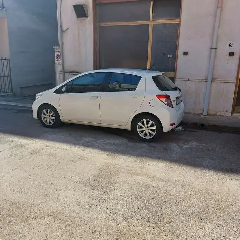 Usata Toyota Yaris Lounge 90 CV (66 kW) 2013 Bianco Utilitaria