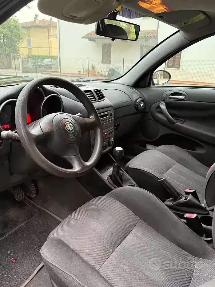 Usata Alfa Romeo 147 116 CV (85 kW) 2004 Nero Utilitaria