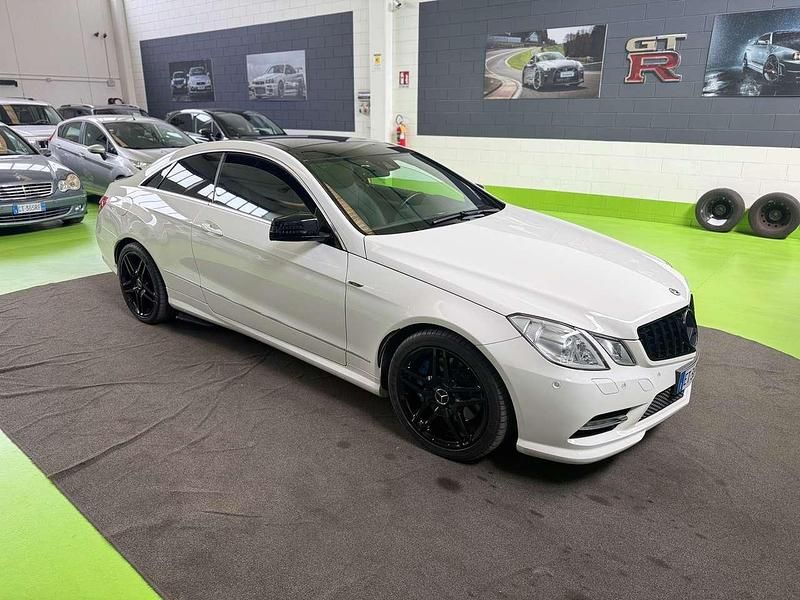 Usado Mercedes E220 Premium 170 CV (125 kW) 2013 Blanco Coupe
