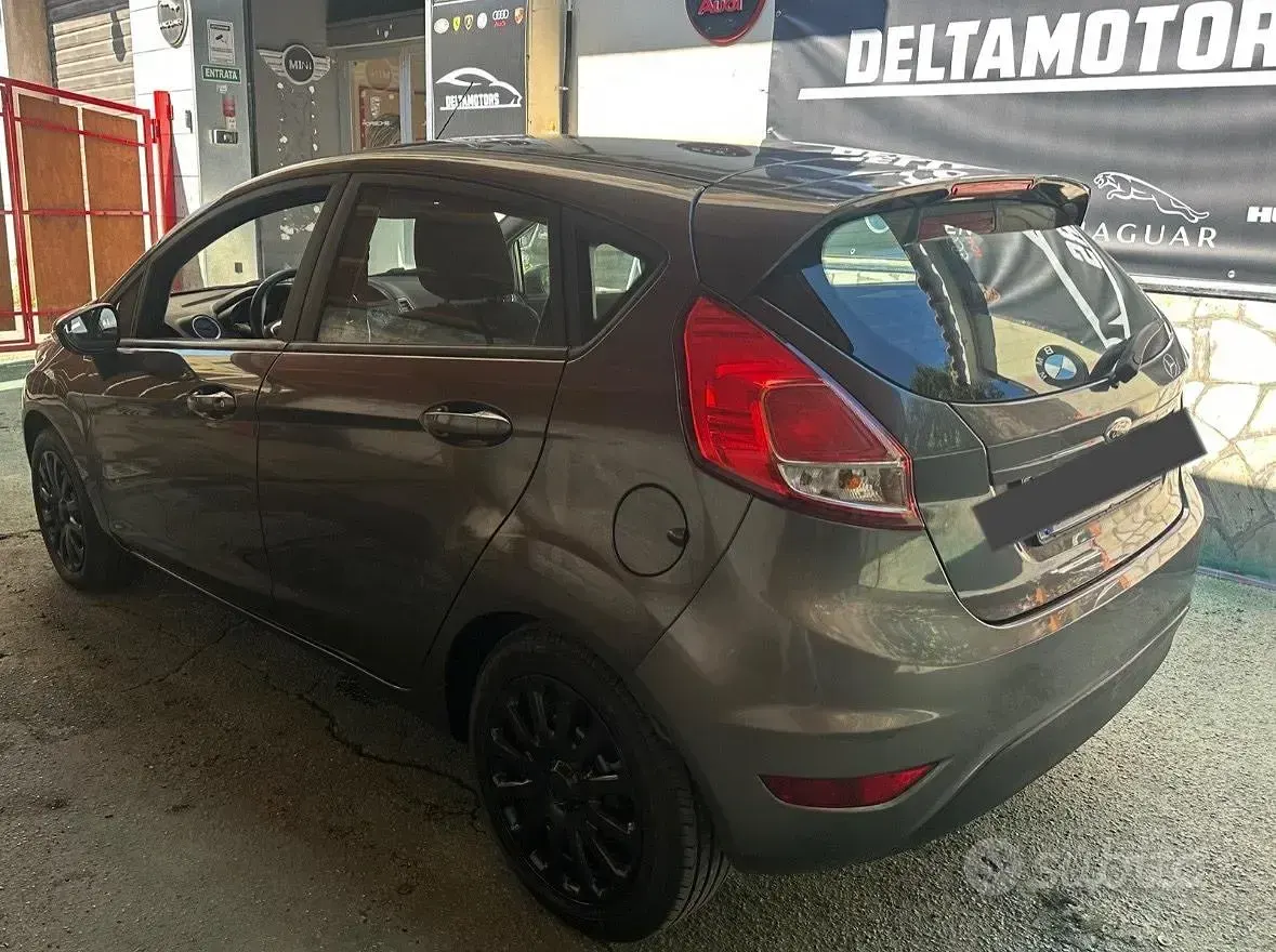 Usata Ford Fiesta Titanium 60 CV (44 kW) 2015 Grigio Utilitaria