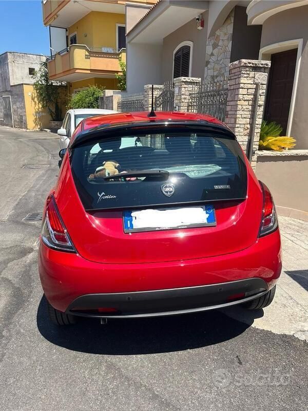 Usata Lancia Ypsilon 69 CV (50 kW) 2023 Rosso Utilitaria