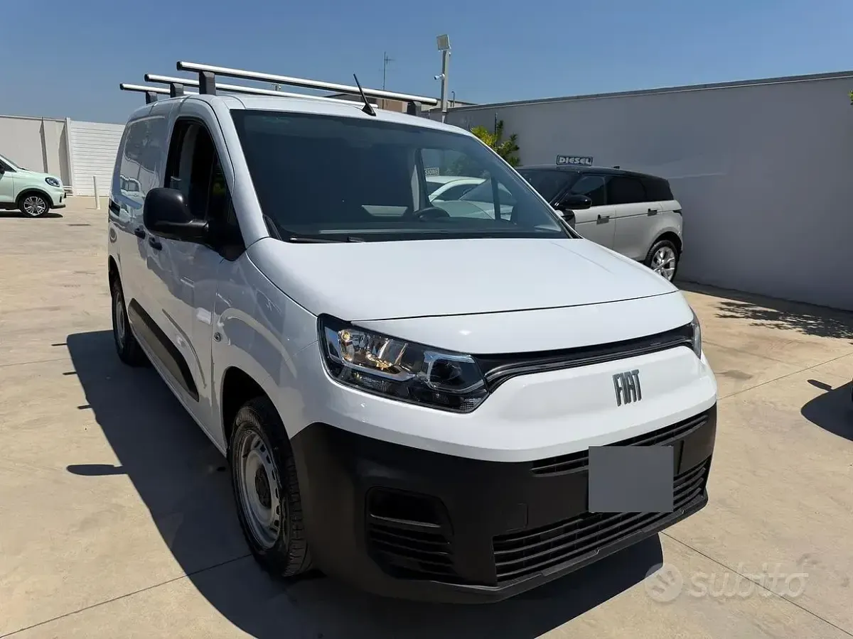 Usata Fiat Doblò 100 CV (73 kW) 2024 Bianco Monovolume