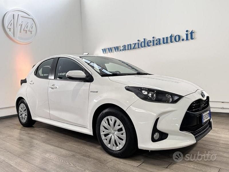 Usata Toyota Yaris Hybrid Business Edition 92 CV (67 kW) 2021 Bianco pastello Berlina