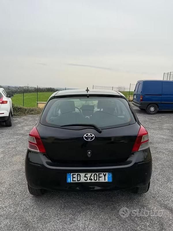 Usata Toyota Yaris 69 CV (50 kW) 2010 Nero Utilitaria
