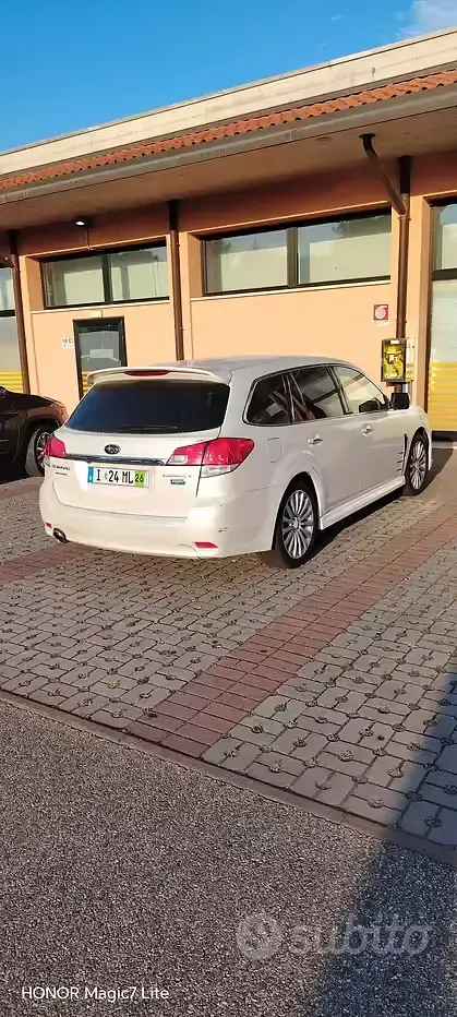 Usata Subaru Legacy 115 CV (84 kW) 2012 Bianco Station wagon