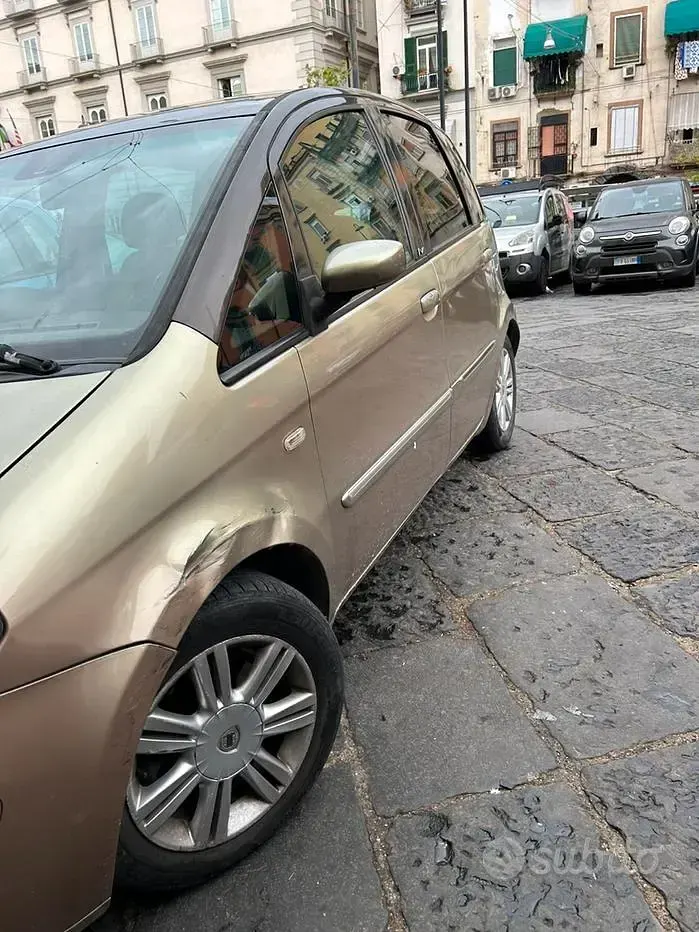 Usata Lancia Musa 101 CV (74 kW) 2006 Marrone Monovolume