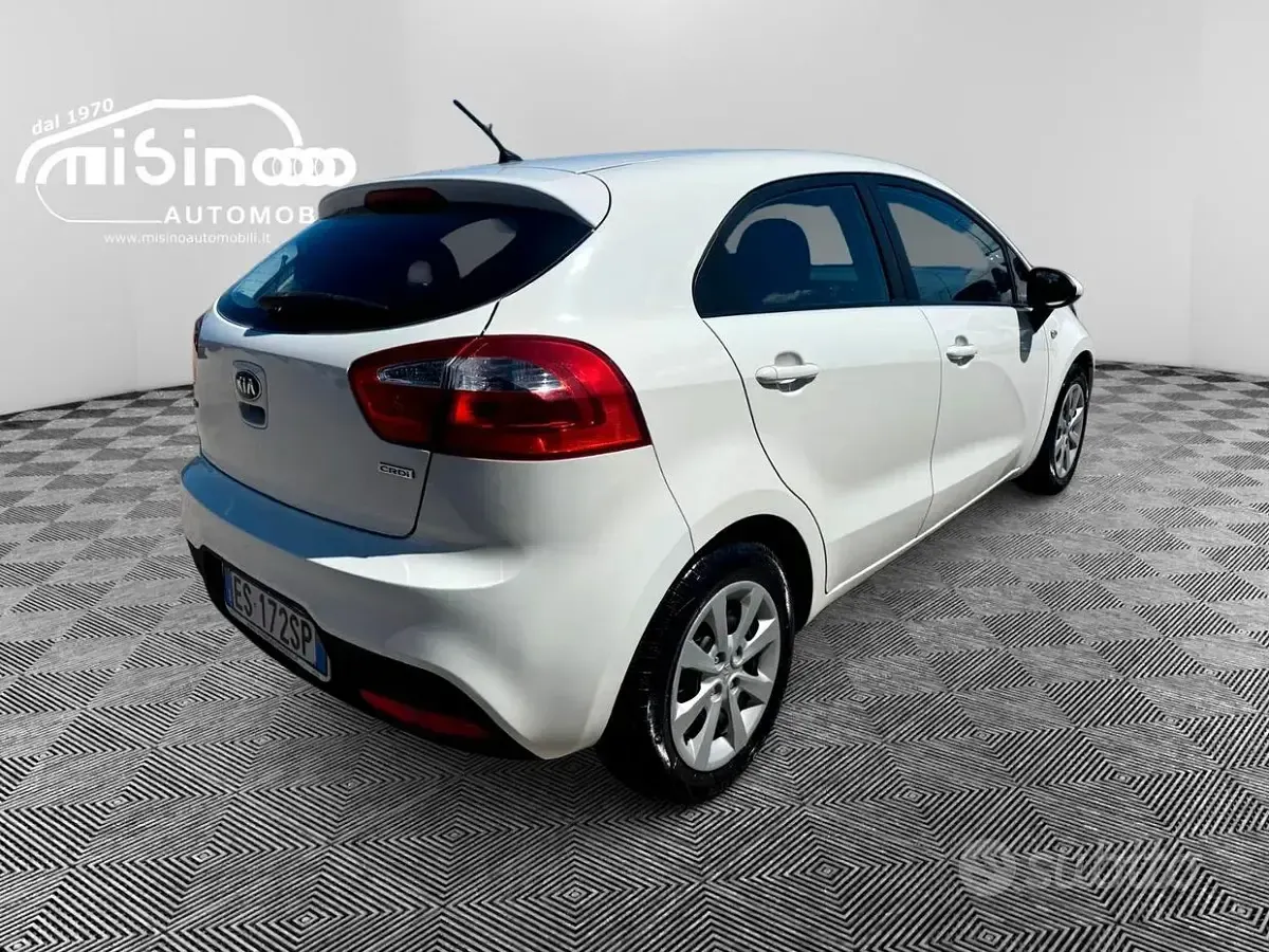 Usado Kia Rio Active 75 HP (55 kW) 2013 Branco Sedan