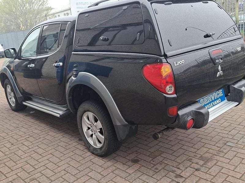 Usata Mitsubishi L200 Invite 136 CV (100 kW) 2007 Nero met Pick-up
