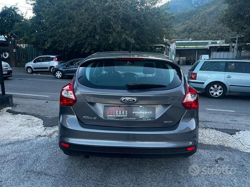 Usata Ford Focus 125 CV (91 kW) 2012 Grigio Berlina