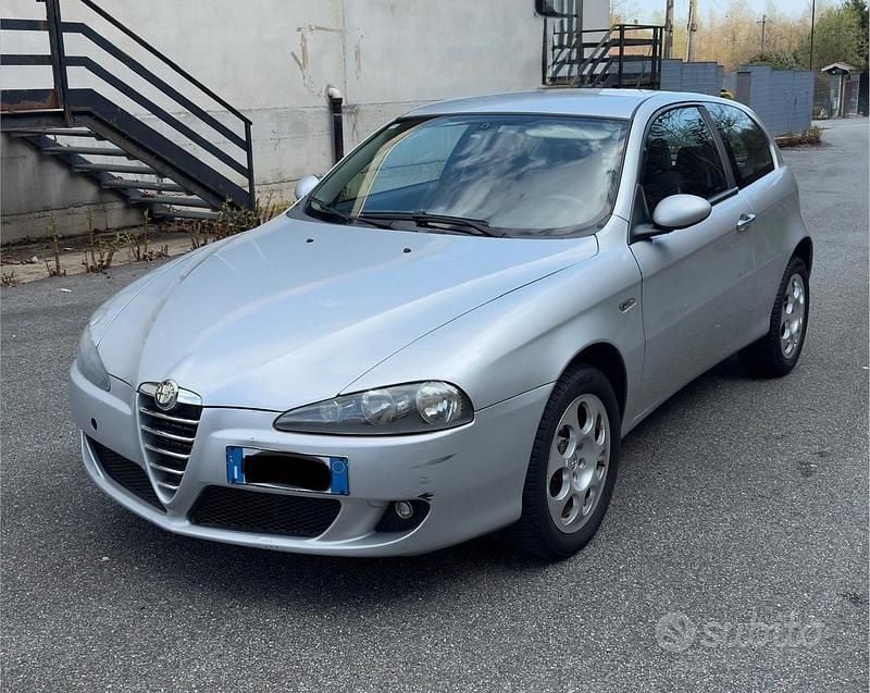 Usata Alfa Romeo 147 120 CV (88 kW) 2006 Grigio Utilitaria
