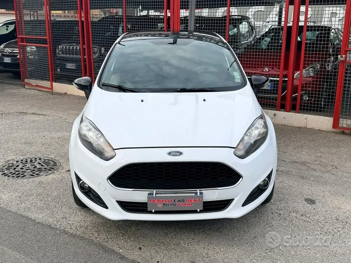 Usata Ford Fiesta 80 CV (58 kW) 2017 Bianco Utilitaria