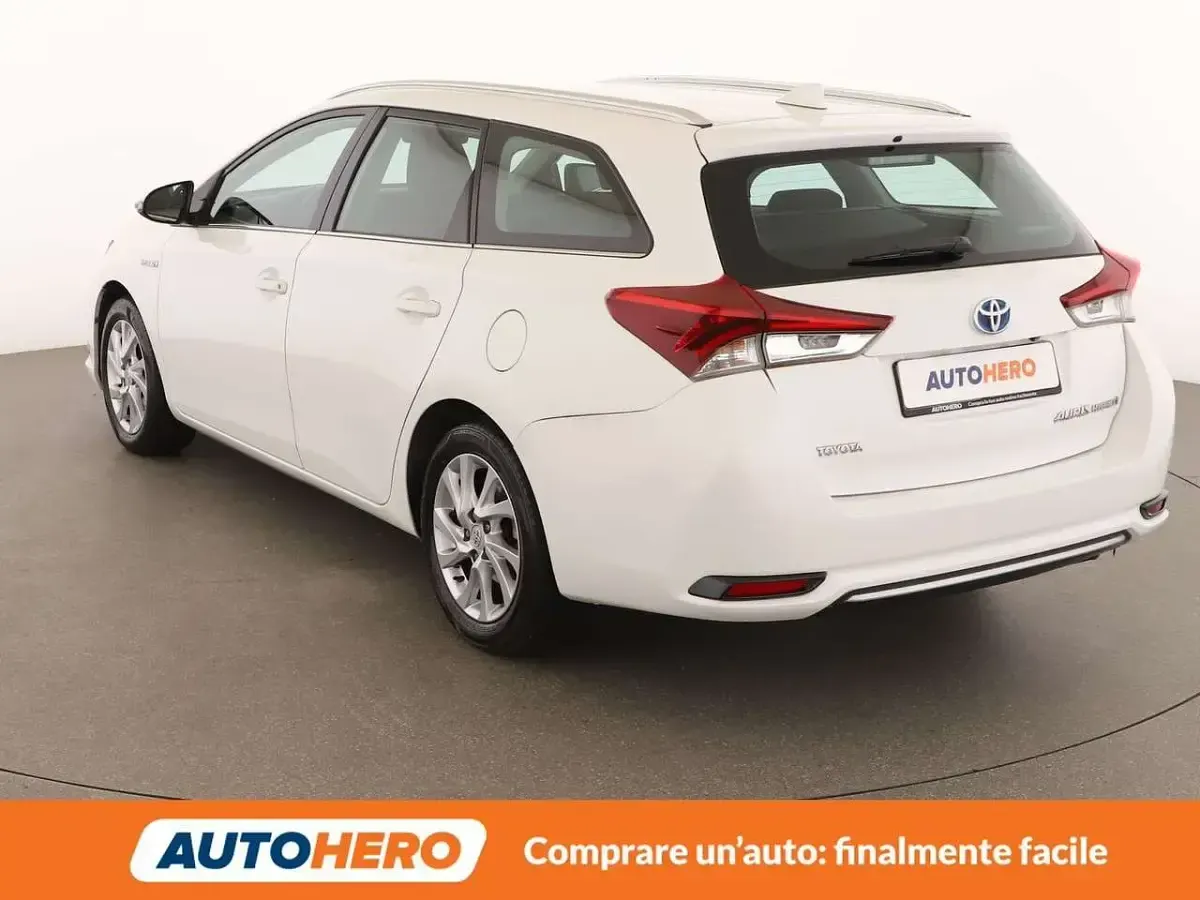 Usata Toyota Auris Hybrid Active 99 CV (72 kW) 2016 Bianco Station wagon