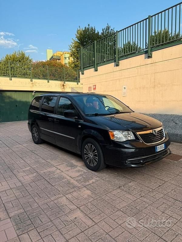 Usata Lancia Voyager Silver 177 CV (130 kW) 2011 Nero Monovolume